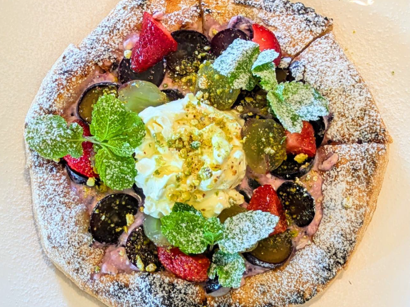 巨峰とマスカルポーネたっぷりのドルチェPIZZA1580円